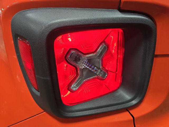 Used 2017 Jeep Renegade Latitude w/ Cold Weather Group AWD/4WD image 34