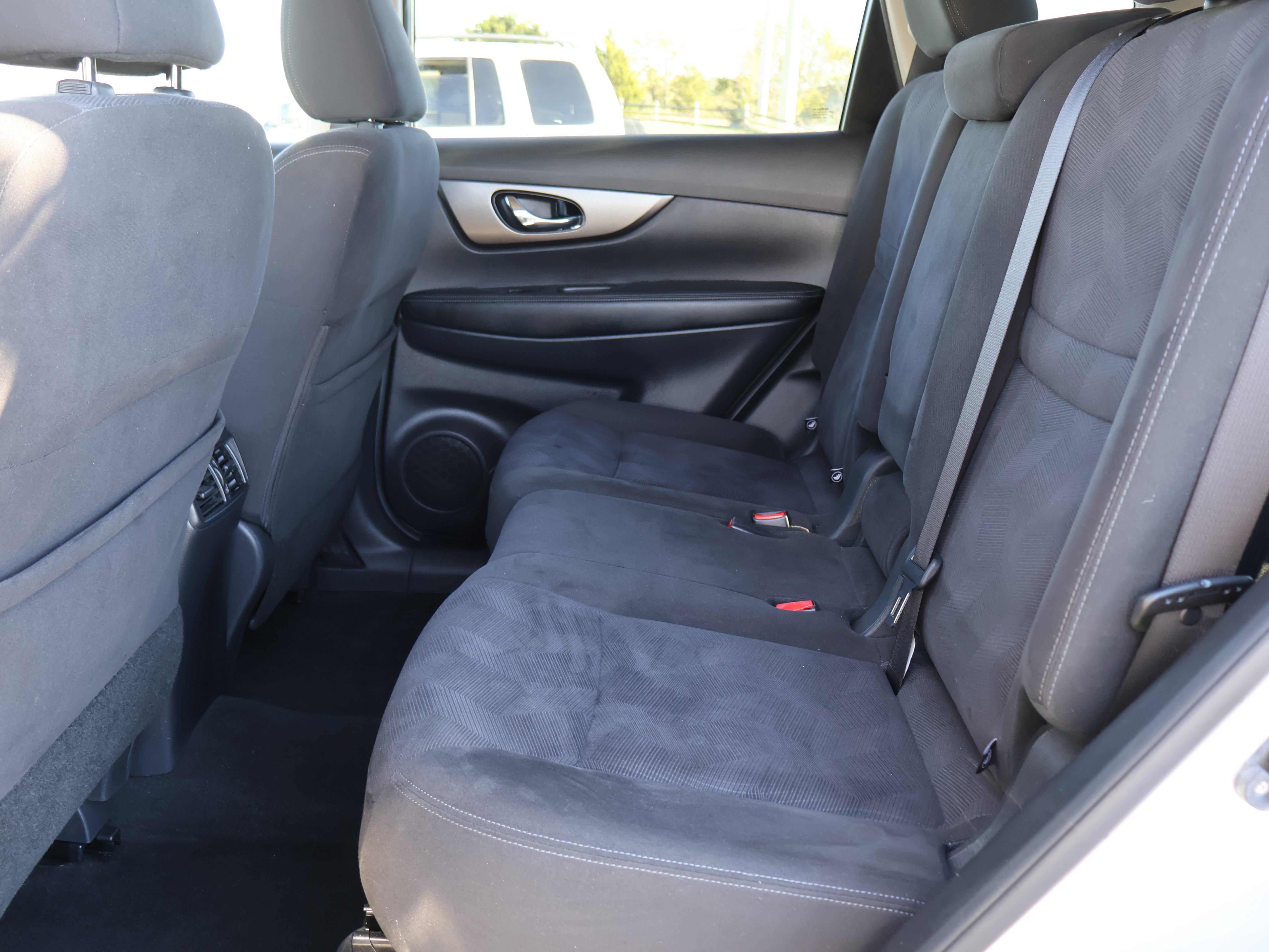 Used 2015 Nissan Rogue SV AWD/4WD image 14