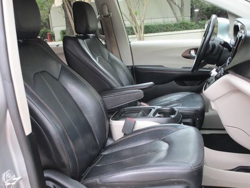 Used 2018 Chrysler Pacifica Touring-L image 9