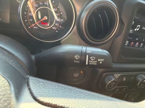 Used 2023 Jeep Gladiator Sport AWD/4WD image 15