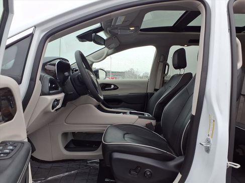 Used 2024 Chrysler Pacifica Limited image 21