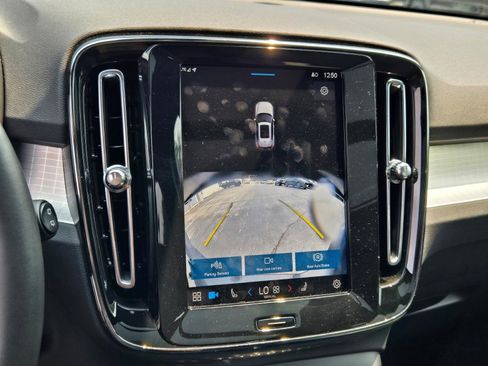 Used 2024 Volvo XC40 B5 Core image 27