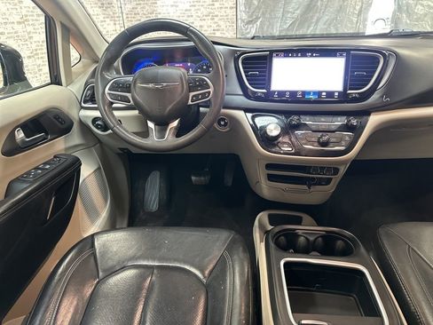Used 2022 Chrysler Pacifica Touring-L image 17