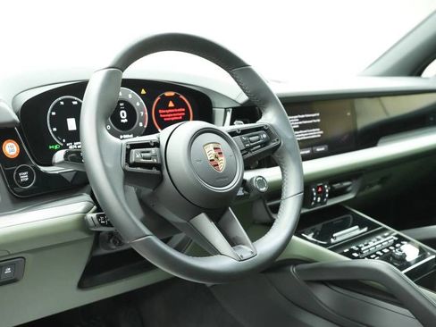 Certified 2025 Porsche Cayenne AWD/4WD image 4