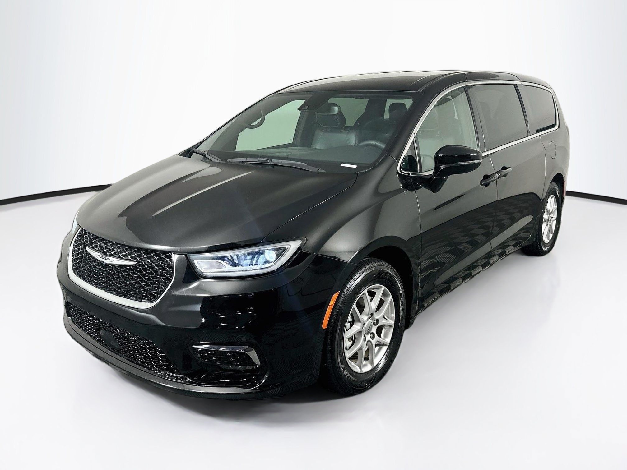 Used 2025 Chrysler Pacifica Select FWD image 3