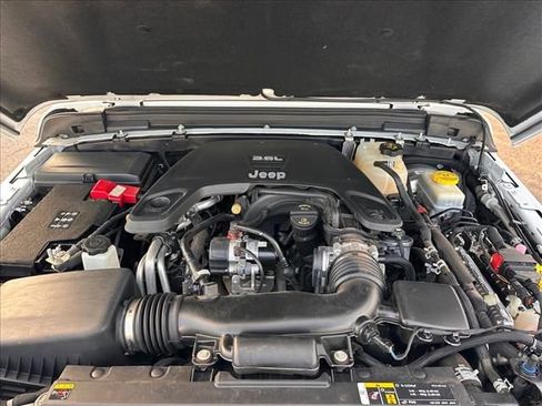 Used 2020 Jeep Wrangler Unlimited Sahara image 33