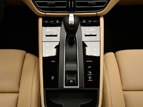 Used 2025 Porsche Macan image 29