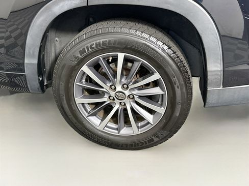 Used 2018 Toyota Highlander XLE image 11