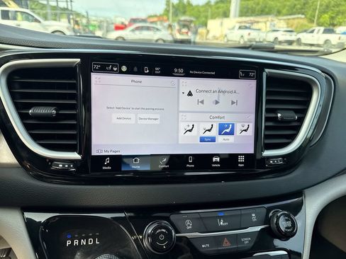 Used 2022 Chrysler Pacifica Touring-L FWD image 13