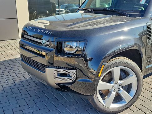 Used 2025 Land Rover Defender 110 X-Dynamic SE AWD/4WD image 10