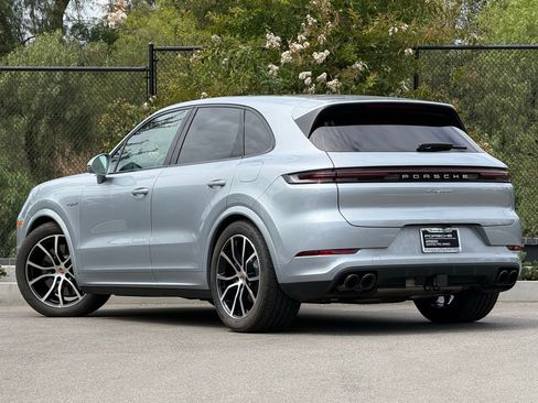 Used 2026 Porsche Cayenne E-Hybrid AWD/4WD image 3