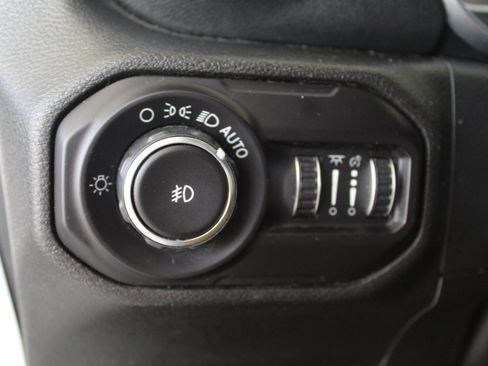 Used 2018 Jeep Wrangler Unlimited Sahara AWD/4WD image 29