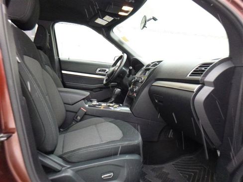 Used 2018 Ford Explorer XLT image 10