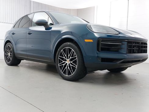 Used 2025 Porsche Cayenne image 9