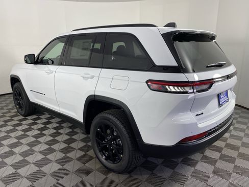 New 2025 Jeep Grand Cherokee Altitude image 9