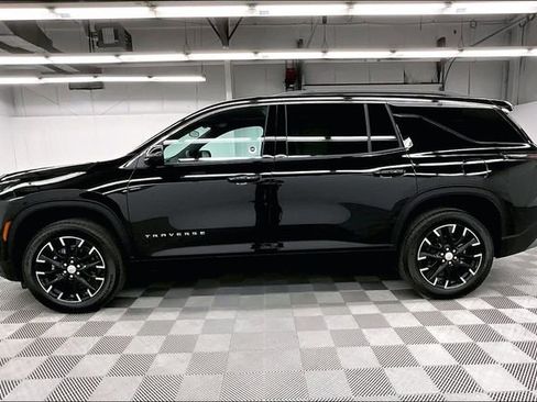 Used 2025 Chevrolet Traverse LT w/ Sun and Wheel Package image 14