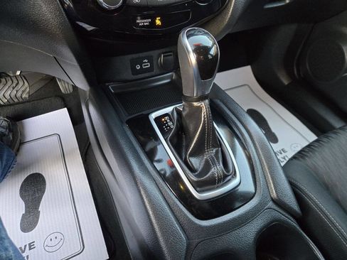 Used 2018 Nissan Rogue SV image 15