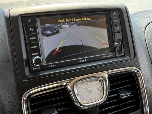 Used 2014 Chrysler Town & Country Touring FWD image 21