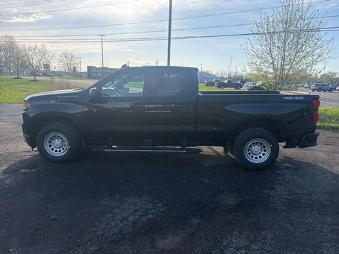 Used 2019 Chevrolet Silverado 1500 Custom w/ Custom Value Package AWD/4WD image 2