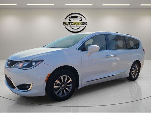 Used 2020 Chrysler Pacifica Touring-L Plus FWD image 3