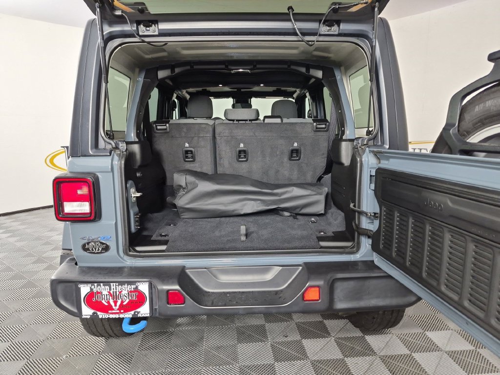Used 2024 Jeep Wrangler Unlimited w/ Convenience Group AWD/4WD image 32