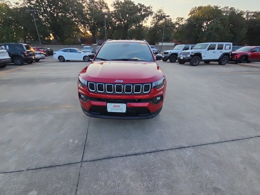 Used 2025 Jeep Compass Latitude AWD/4WD image 5