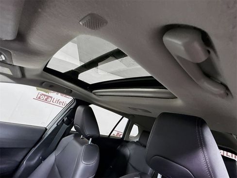 Certified 2022 Toyota Corolla Cross XLE image 11