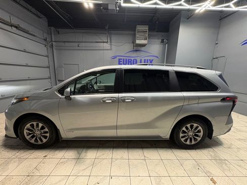 Used 2021 Toyota Sienna XLE image 4