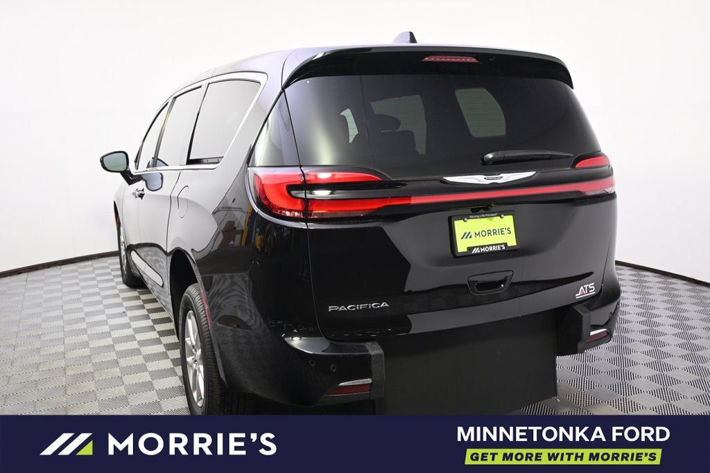 Used 2026 Chrysler Pacifica Select FWD image 5