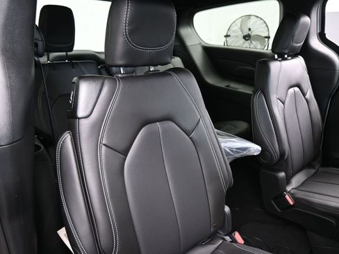 New 2026 Chrysler Pacifica Select image 33