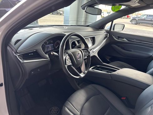 Used 2022 Buick Enclave Essence image 9