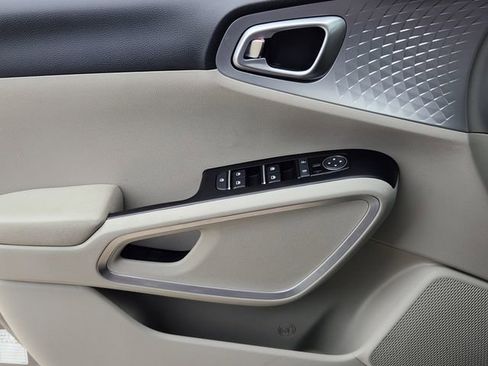 Used 2025 Kia Soul LX w/ LX Technology Package FWD image 17