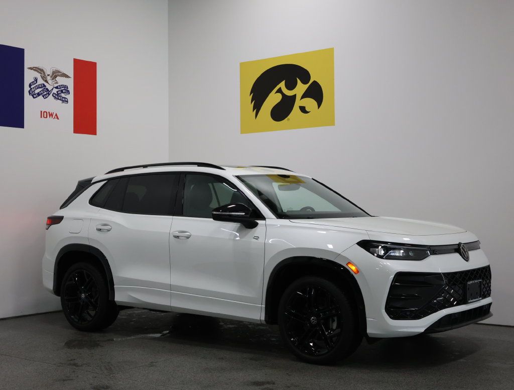 Used 2025 Volkswagen Tiguan SE R-Line AWD/4WD image 1