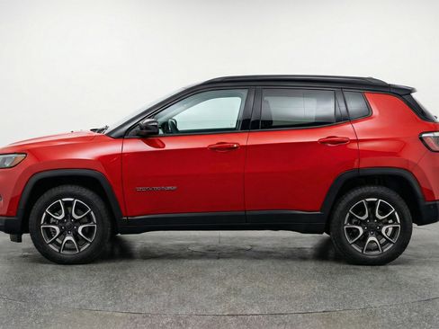 Used 2025 Jeep Compass Trailhawk AWD/4WD image 5