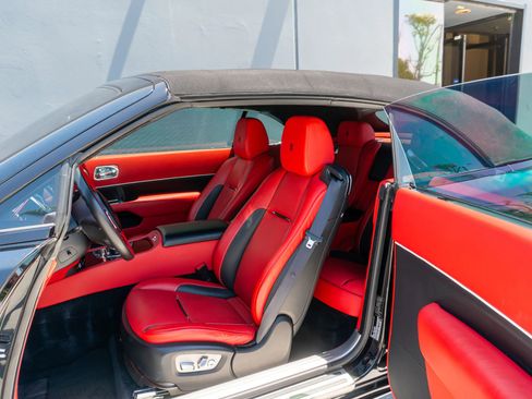 Used 2019 Rolls-Royce Dawn RWD image 13