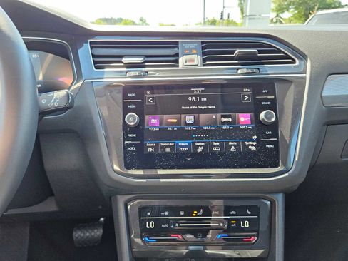 Used 2024 Volkswagen Tiguan SE image 30