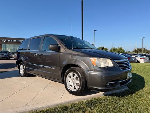 Used 2012 Chrysler Town & Country Touring w/ Entertainment Group #1 FWD image 11