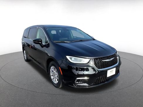 Used 2024 Chrysler Pacifica Touring-L image 3