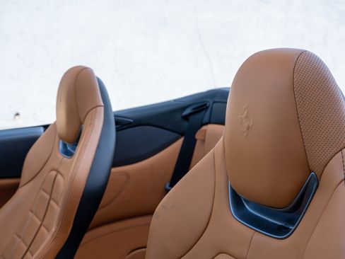 Used 2019 Ferrari Portofino RWD image 32