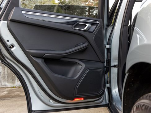 Certified 2025 Porsche Macan image 35