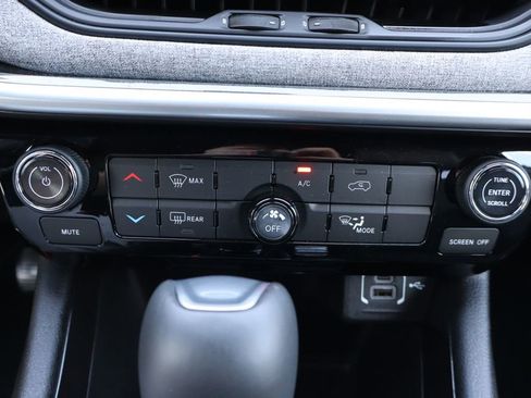 Used 2024 Jeep Compass Latitude w/ Sun and Sound Group AWD/4WD image 13