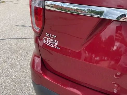 Used 2017 Ford Explorer XLT w/ Equipment Group 202A AWD/4WD image 19