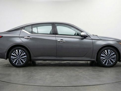 Used 2025 Nissan Altima 2.5 SV image 11