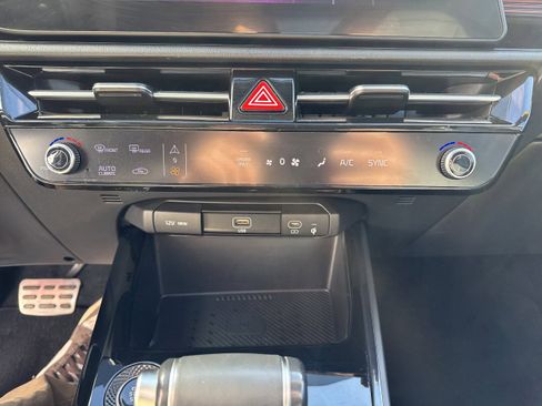 Used 2024 Kia Niro EX Touring FWD image 21