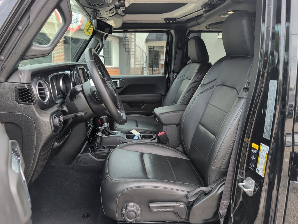Used 2023 Jeep Wrangler Unlimited Sahara AWD/4WD image 11