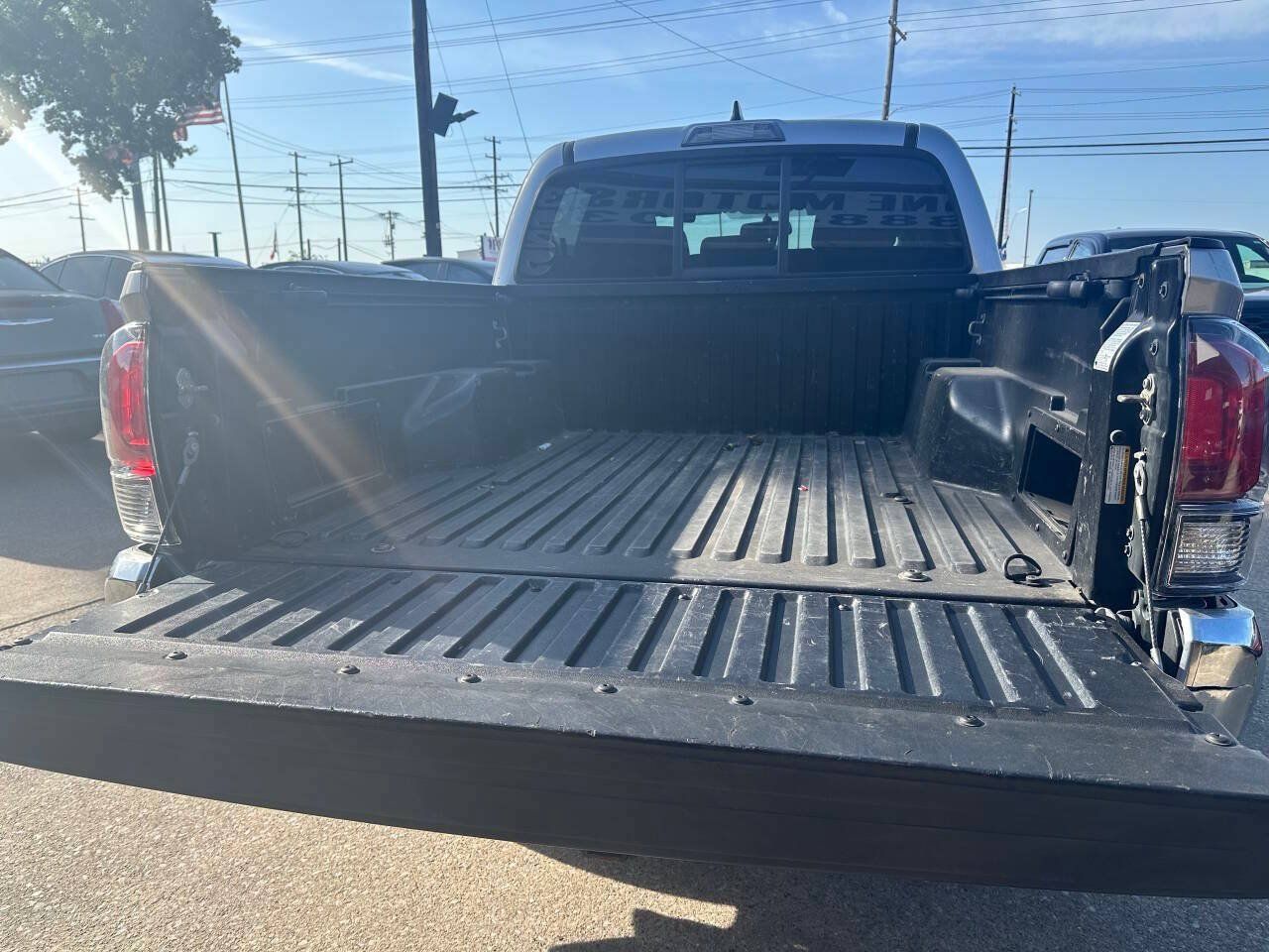 Used 2016 Toyota Tacoma SR5 w/ SR5 Appearance Package (SN) AWD/4WD image 22