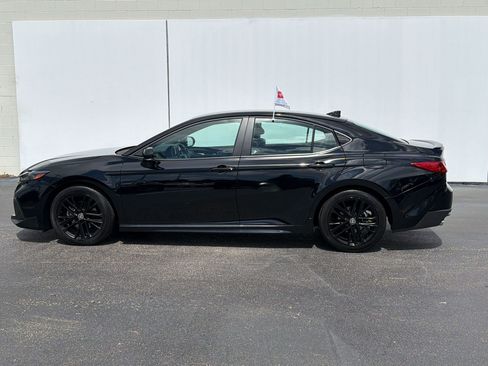 Used 2025 Toyota Camry SE w/ Convenience Package FWD image 2