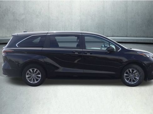 Used 2025 Toyota Sienna LE FWD image 11