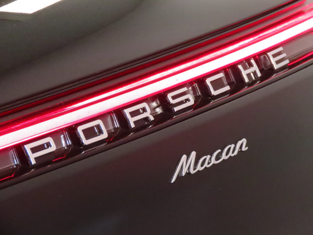 Certified 2026 Porsche Macan AWD/4WD image 12