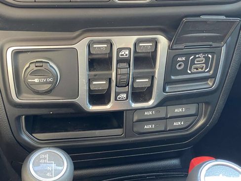 Used 2018 Jeep Wrangler Unlimited Sahara AWD/4WD image 31